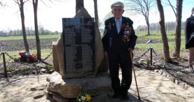 Участник войны Н. Толстов у новой мемориальной доски