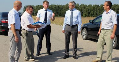 Министр В. Иванов (второй справа) в ходе рабочего визита