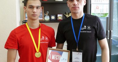 Победитель чемпионата Е. Алексеев с наставником Ю. Васильевым