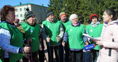 И. Николаева (справа) с активистами скандинавского движения в Ядрине